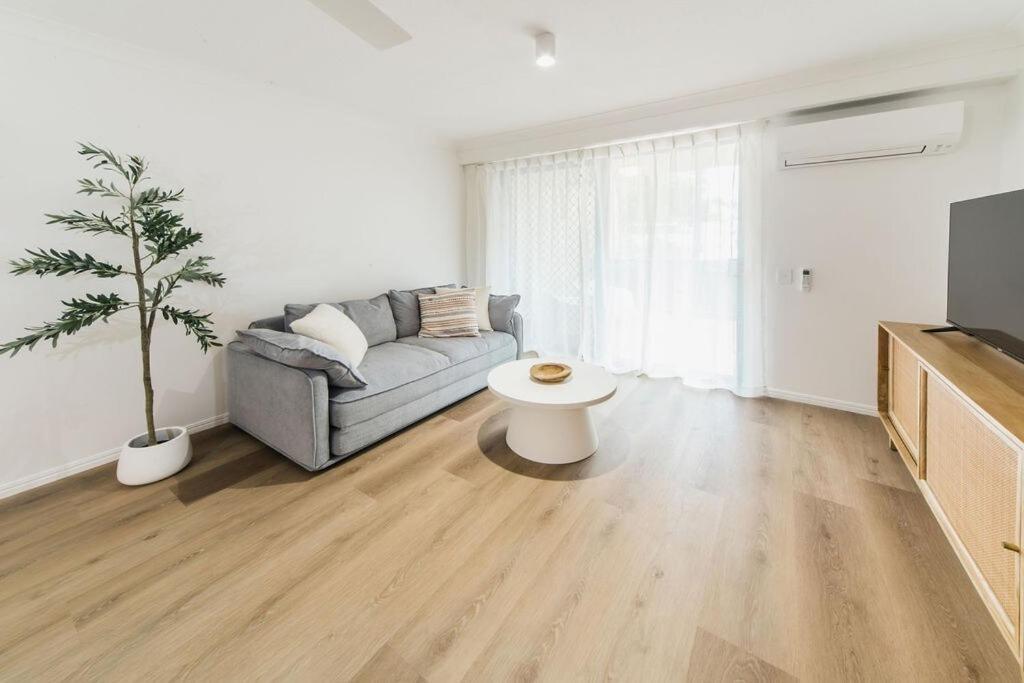 Coastal Haven In Broadbeach Apartment
